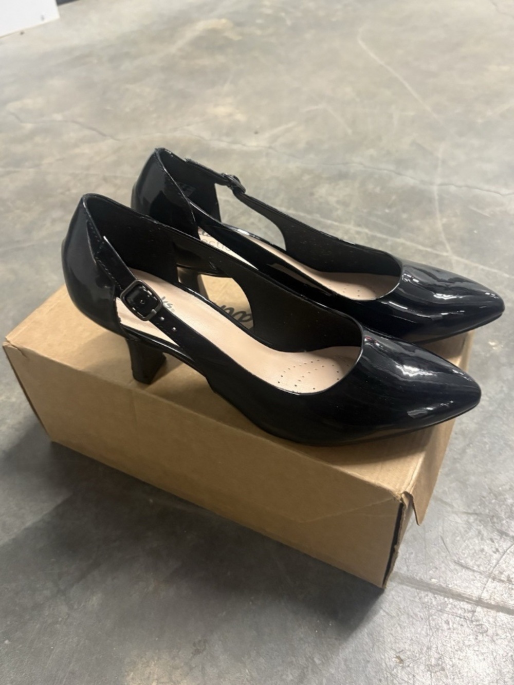 Clarks Women's Kataleyna Rae Side-Cutout Comfort Pumps Size 6